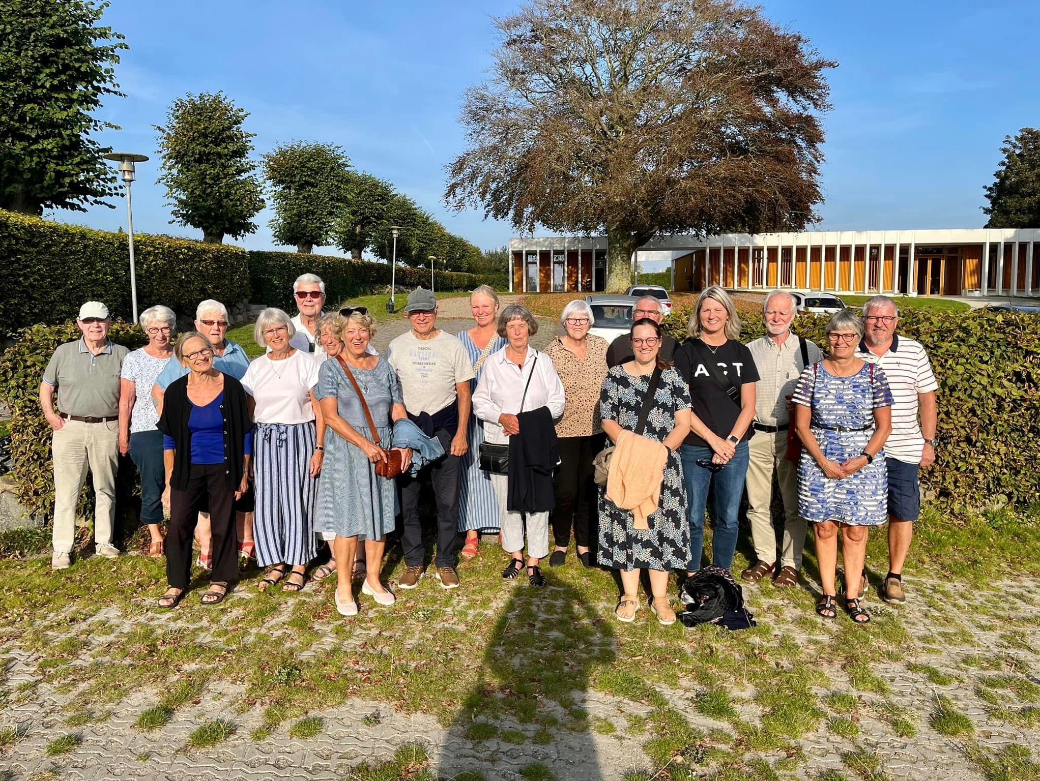 Frivillige foran sognehus i Vonsild Kirke