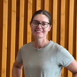 Charlotte Larsen, gravermedhjælper